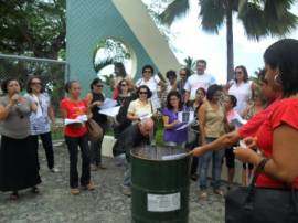 Educadores queimam ndice Guia em frente a SEED