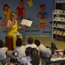 Biblioteca Clodomir Silva proporciona tarde de lazer para meninas do abrigo Isabel Abreu
