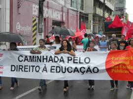 Educadores marcham na 