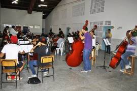Educandos da Orquestra Jovem participam de ensaio
