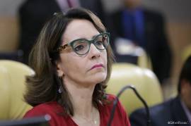 Emlia critica a postura da bancada do prefeito que vota contra o povo