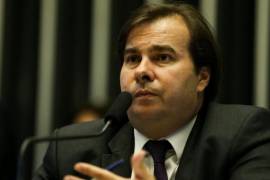 Rodrigo Maia admite suspender recesso para votar eventual denncia contra Temer