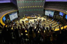 Plenrio vota suspenso do decreto das armas, PECs e medidas contra corrupo