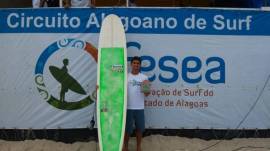 Sergipano, apoiado pelo Bolsa Atleta, conquista 1 etapa do Circuito Alagoano de Surf