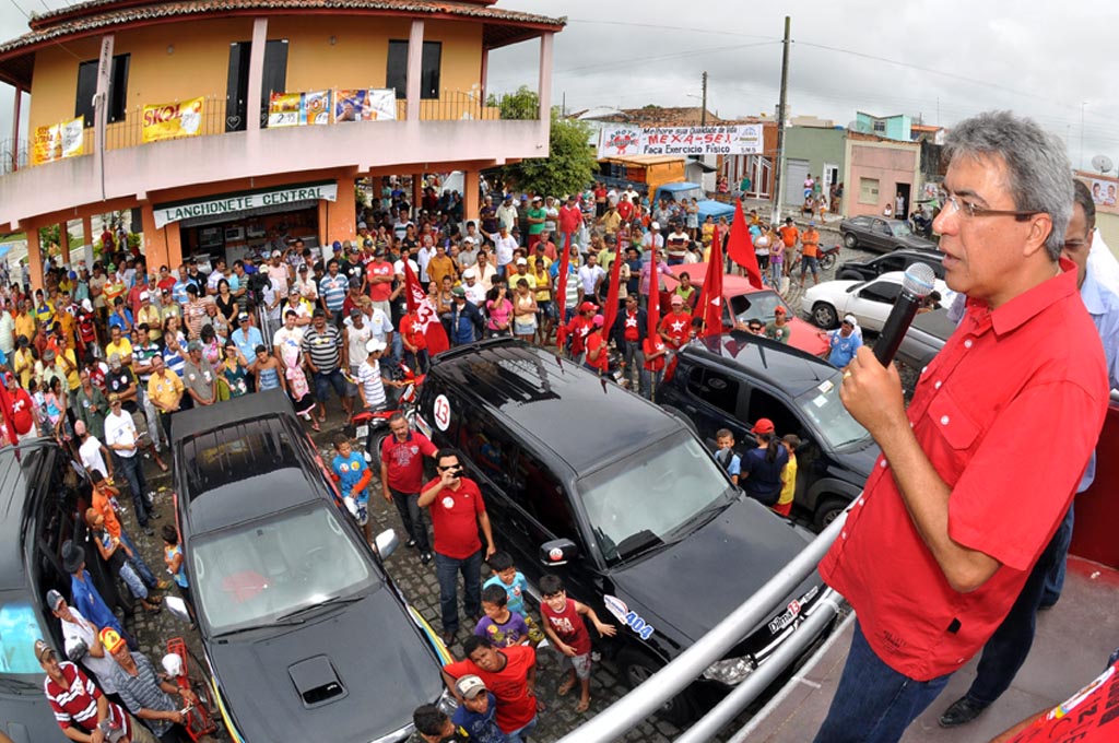 Catadores de laranja recebem benefício durante entressafra em